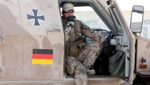 Soldat in Fahrzeug