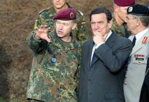 Kanzler Schröder mit Soldaten